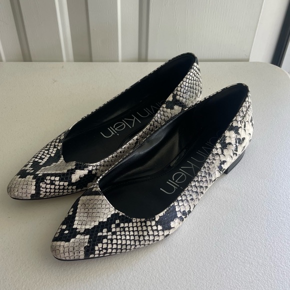 Calvin Klein black white reptile point toe flats - Picture 1 of 8
